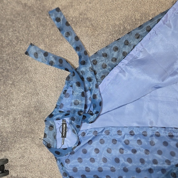 PrettyLittleThing Light blue polka dot Exlusive Organza Shirt with puff sleeves - Picture 8 of 8